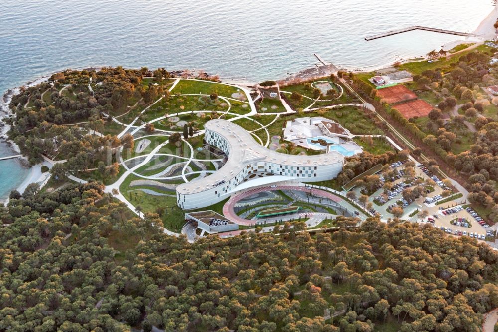 Luftbild Rovinj - Dreiflügeliger Gebäudekomplex und Park der Hotelanlage von Family Hotel Amarin an der Adriaküste in Rovinj in Istirien - Istarska zupanija, Kroatien