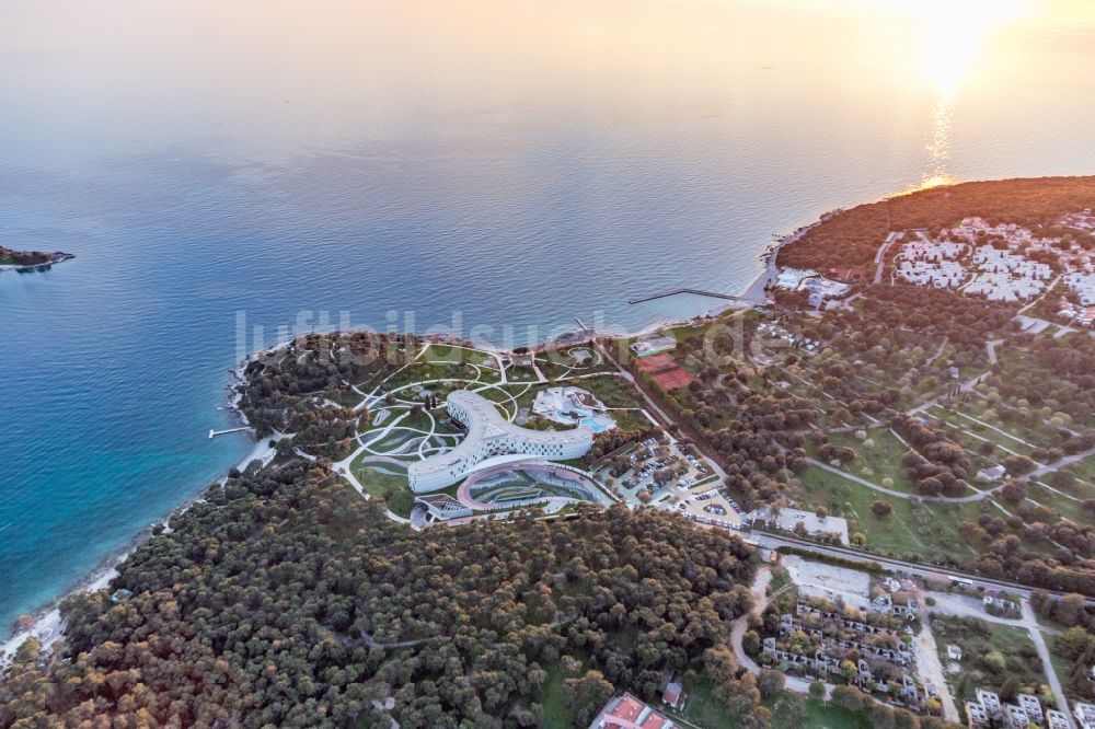 Luftaufnahme Rovinj - Dreiflügeliger Gebäudekomplex und Park der Hotelanlage von Family Hotel Amarin an der Adriaküste in Rovinj in Istirien - Istarska zupanija, Kroatien