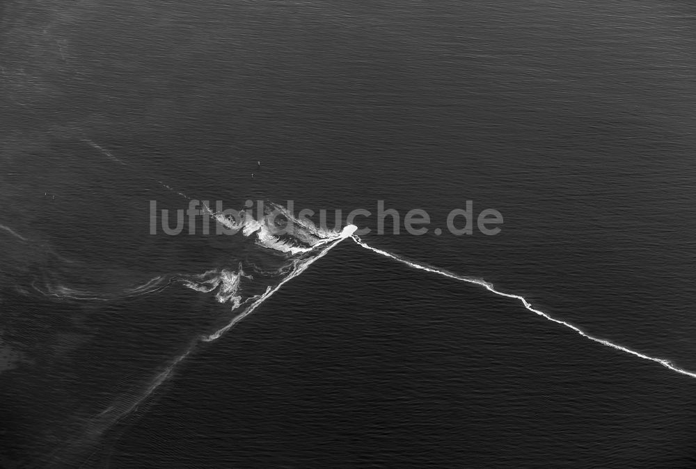 Luftaufnahme Fehmarn - Durch Ablagerungen verfärbte Wasseroberfläche vor der Südost- Küste der Insel Fehmarn in Fehmarn im Bundesland Schleswig-Holstein, Deutschland