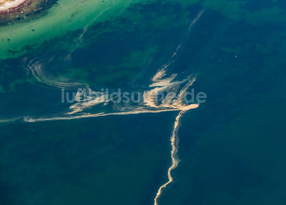 Luftbild Fehmarn - Durch Ablagerungen verfärbte Wasseroberfläche vor der Südost- Küste der Insel Fehmarn in Fehmarn im Bundesland Schleswig-Holstein, Deutschland