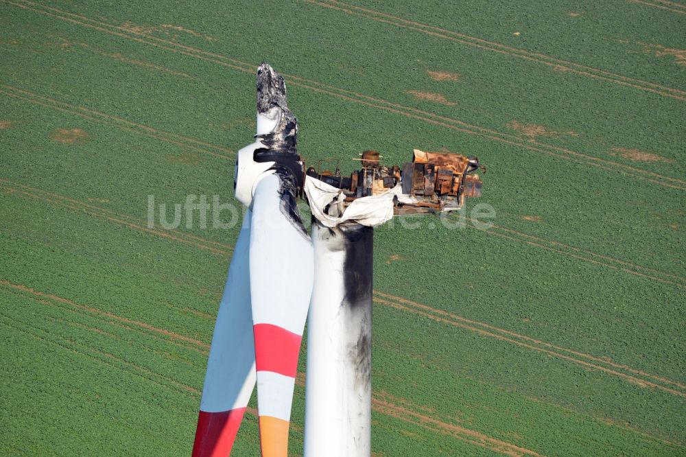 Wellen aus der Vogelperspektive: Durch Brand- Schaden zerstörtes Windrad- Windkraftwerk bei Wellen in Sachsen-Anhalt