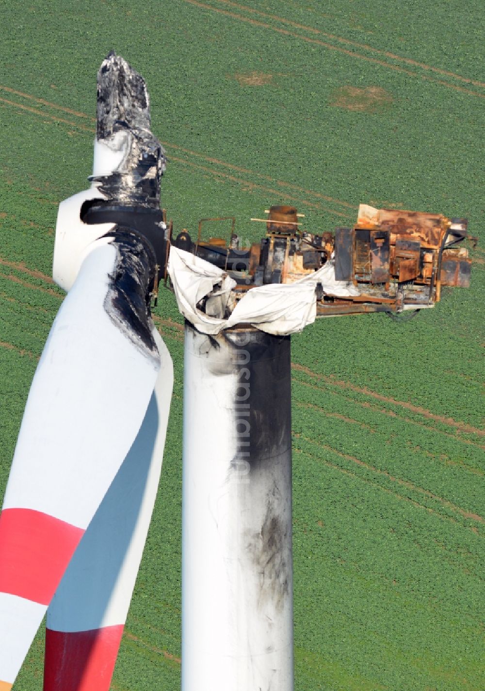 Luftbild Wellen - Durch Brand- Schaden zerstörtes Windrad- Windkraftwerk bei Wellen in Sachsen-Anhalt