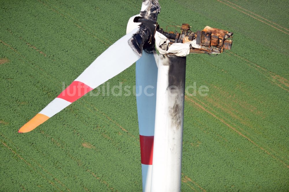 Wellen von oben - Durch Brand- Schaden zerstörtes Windrad- Windkraftwerk bei Wellen in Sachsen-Anhalt