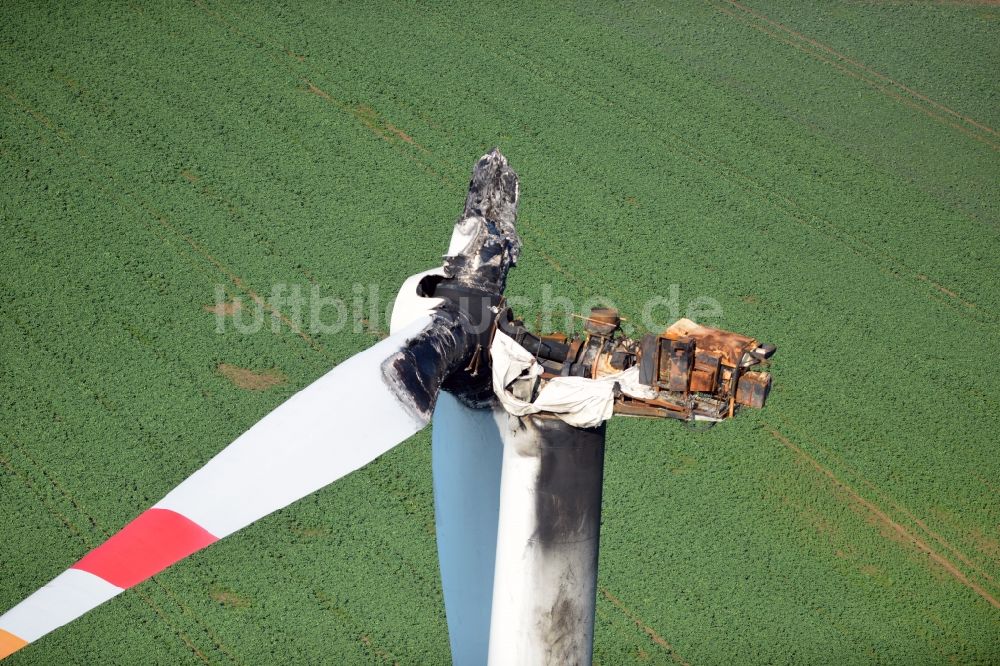 Wellen aus der Vogelperspektive: Durch Brand- Schaden zerstörtes Windrad- Windkraftwerk bei Wellen in Sachsen-Anhalt