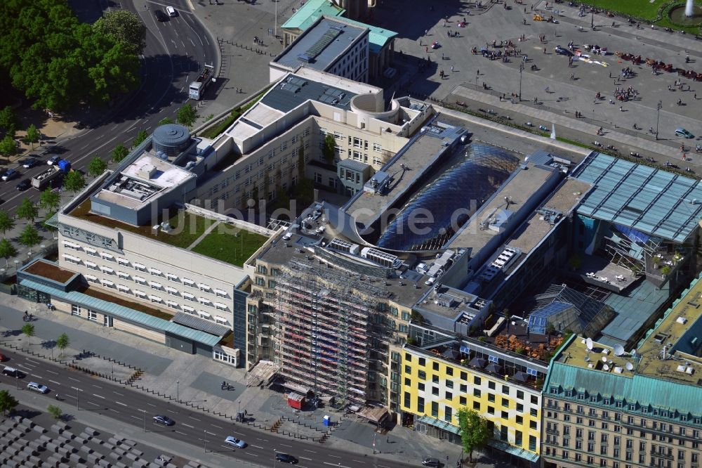Berlin von oben - DZ-Bank und Botschaft der Vereinigten Staaten von Amerika im Stadtbezirrk Mitte von Berlin