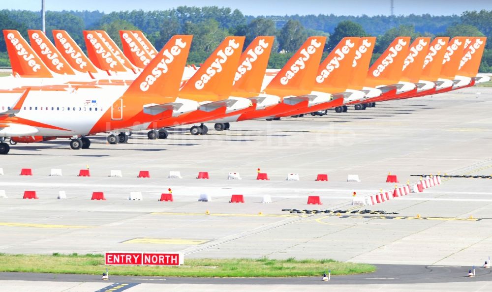 Schönefeld von oben - Easyjet- Passagierflugzeuge krisenbedingt stillgelegt auf dem Flughafen in Schönefeld im Bundesland Brandenburg, Deutschland