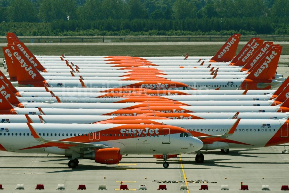 Schönefeld von oben - Easyjet- Passagierflugzeuge krisenbedingt stillgelegt auf dem Flughafen in Schönefeld im Bundesland Brandenburg, Deutschland