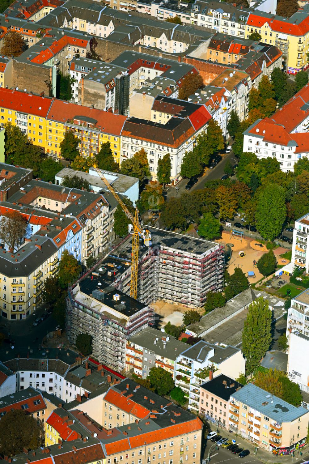 Luftaufnahme Berlin - Eckhaus- Baustelle zum Neubau eines Wohn- und Geschäftshauses Braunschweiger Straße - Niemetzstraße in Berlin, Deutschland