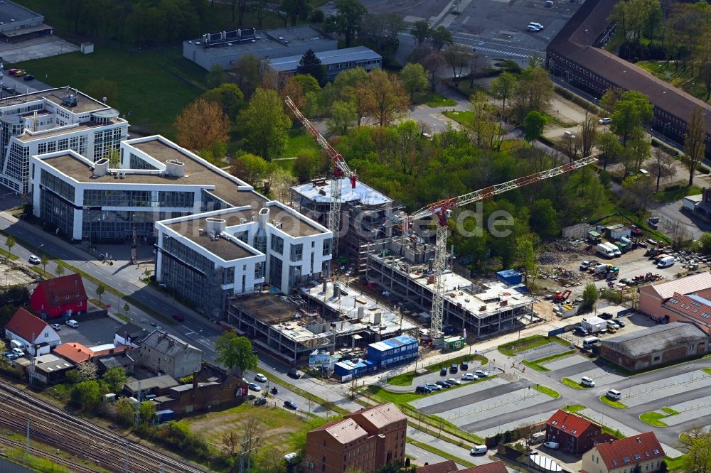 Schönefeld von oben - Eckhaus- Baustelle zum Neubau eines Wohn- und Geschäftshauses BB Business Hub in Schönefeld im Bundesland Brandenburg, Deutschland