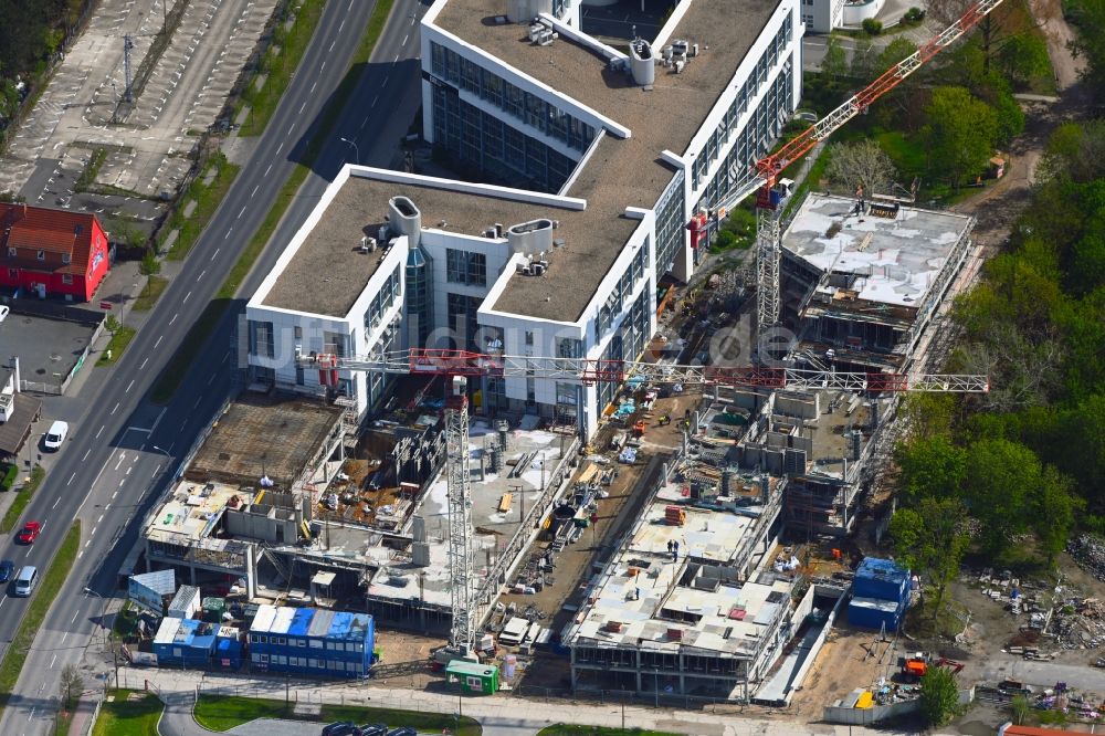 Luftbild Schönefeld - Eckhaus- Baustelle zum Neubau eines Wohn- und Geschäftshauses BB Business Hub in Schönefeld im Bundesland Brandenburg, Deutschland