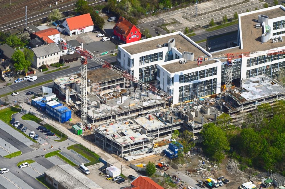 Luftaufnahme Schönefeld - Eckhaus- Baustelle zum Neubau eines Wohn- und Geschäftshauses BB Business Hub in Schönefeld im Bundesland Brandenburg, Deutschland