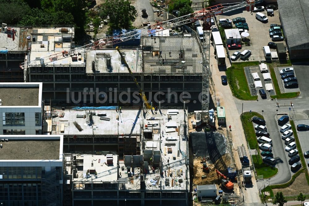 Luftbild Schönefeld - Eckhaus- Baustelle zum Neubau eines Wohn- und Geschäftshauses BB Business Hub in Schönefeld im Bundesland Brandenburg, Deutschland
