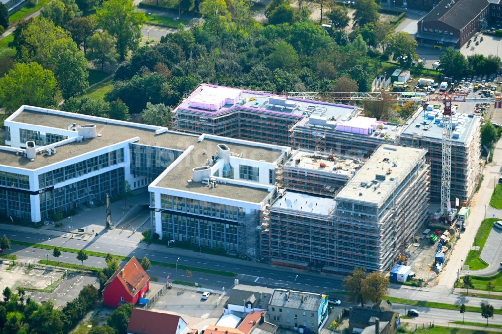 Schönefeld von oben - Eckhaus- Baustelle zum Neubau eines Wohn- und Geschäftshauses BB Business Hub in Schönefeld im Bundesland Brandenburg, Deutschland