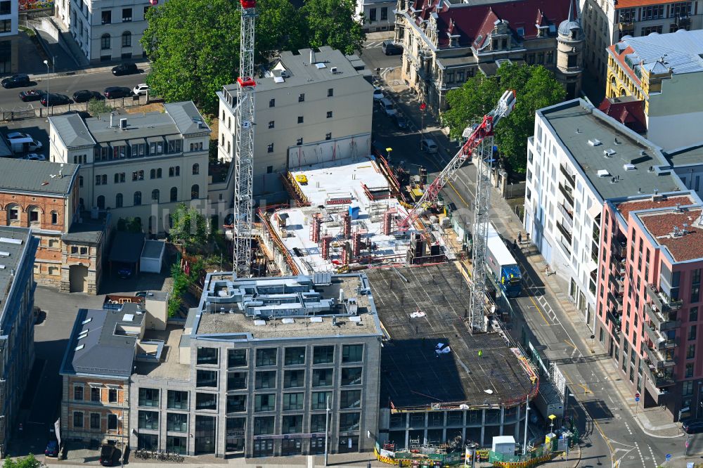 Luftbild Leipzig - Eckhaus- Baustelle zum Neubau eines Wohn- und Geschäftshauses Johannisplatz in Leipzig im Bundesland Sachsen, Deutschland