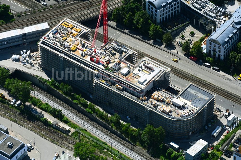 Luftaufnahme München - Eckhaus- Baustelle zum Neubau eines Wohn- und Geschäftshauses im Ortsteil Laim in München im Bundesland Bayern, Deutschland