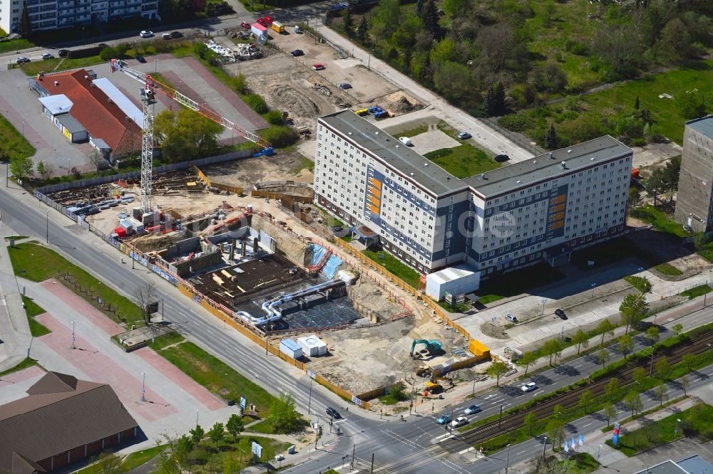 Berlin von oben - Eckhaus- Baustelle zum Neubau eines Wohn- und Geschäftshauses im Ortsteil Marzahn in Berlin, Deutschland