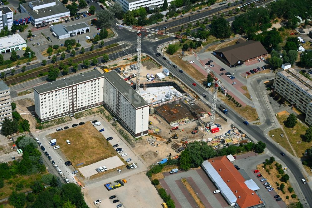 Luftaufnahme Berlin - Eckhaus- Baustelle zum Neubau eines Wohn- und Geschäftshauses im Ortsteil Marzahn in Berlin, Deutschland