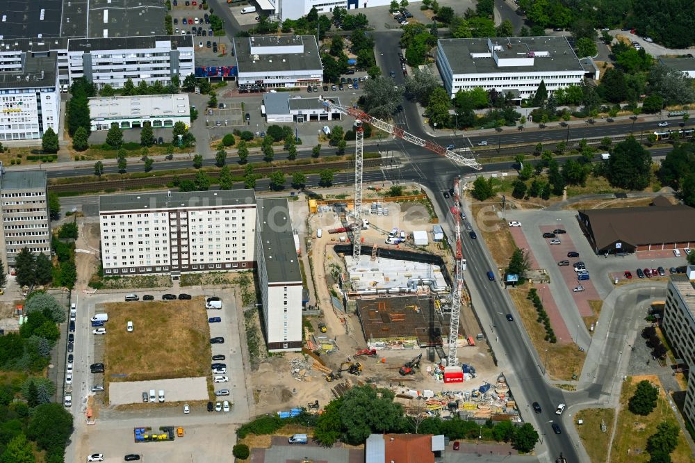 Berlin von oben - Eckhaus- Baustelle zum Neubau eines Wohn- und Geschäftshauses im Ortsteil Marzahn in Berlin, Deutschland