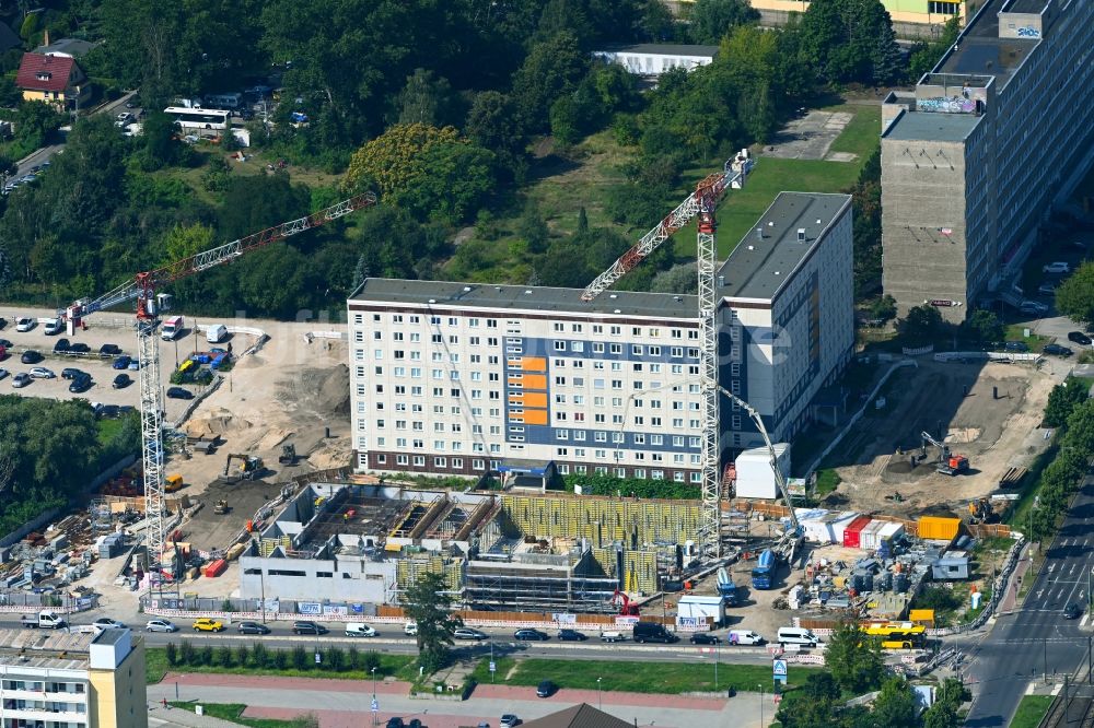 Luftbild Berlin - Eckhaus- Baustelle zum Neubau eines Wohn- und Geschäftshauses im Ortsteil Marzahn in Berlin, Deutschland