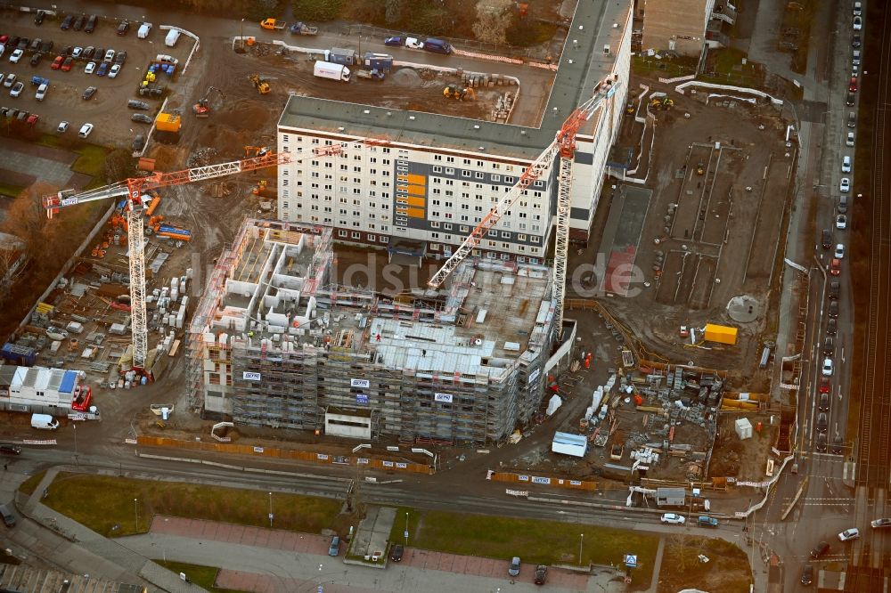 Berlin aus der Vogelperspektive: Eckhaus- Baustelle zum Neubau eines Wohn- und Geschäftshauses im Ortsteil Marzahn in Berlin, Deutschland