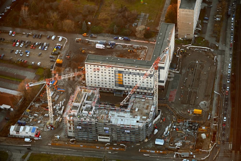 Luftbild Berlin - Eckhaus- Baustelle zum Neubau eines Wohn- und Geschäftshauses im Ortsteil Marzahn in Berlin, Deutschland