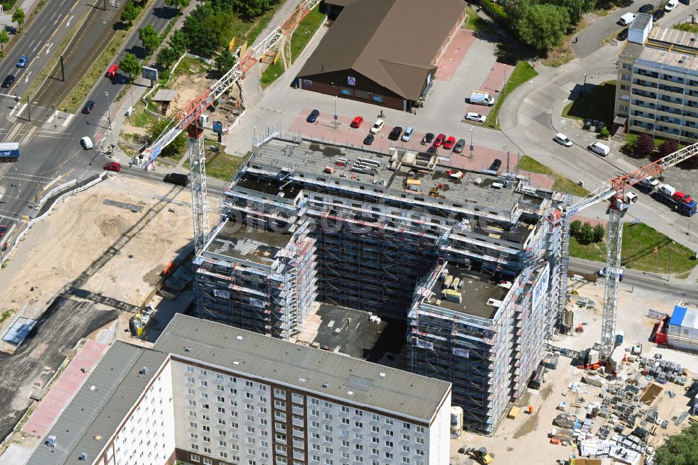 Berlin aus der Vogelperspektive: Eckhaus- Baustelle zum Neubau eines Wohn- und Geschäftshauses im Ortsteil Marzahn in Berlin, Deutschland