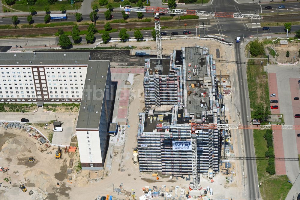 Luftaufnahme Berlin - Eckhaus- Baustelle zum Neubau eines Wohn- und Geschäftshauses im Ortsteil Marzahn in Berlin, Deutschland