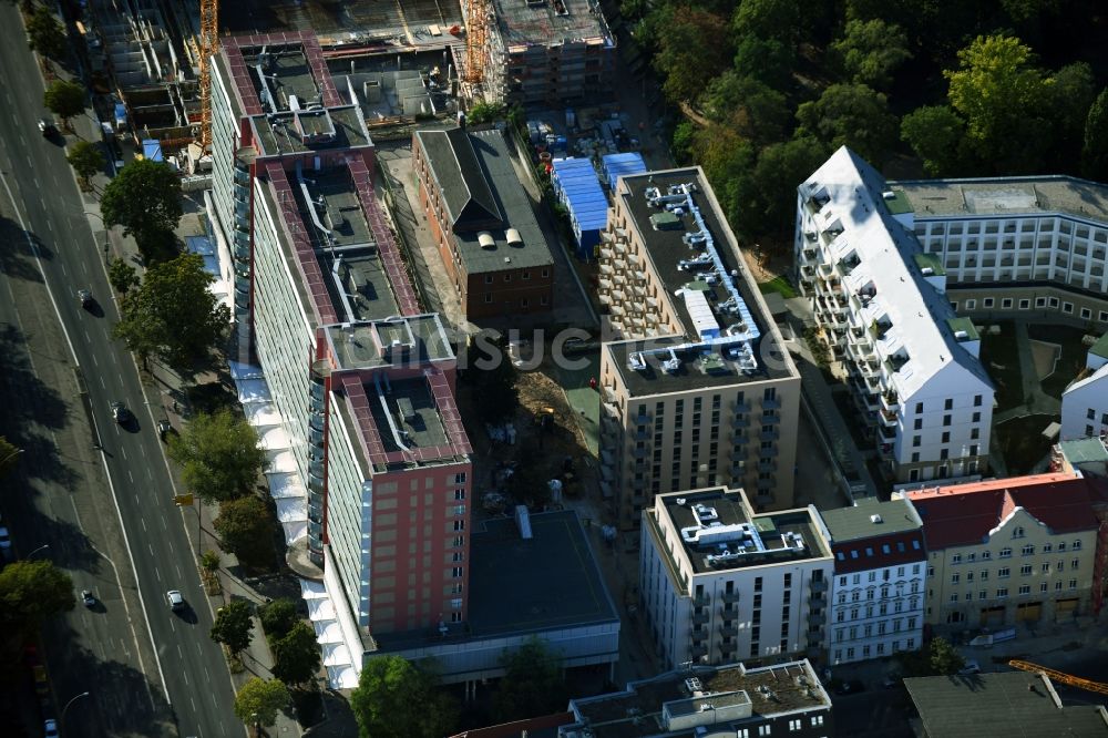 Luftbild Berlin - Eckhaus- Baustelle zum Neubau eines Wohn- und Geschäftshauses an der Rathausstraße im Ortsteil Lichtenberg in Berlin, Deutschland