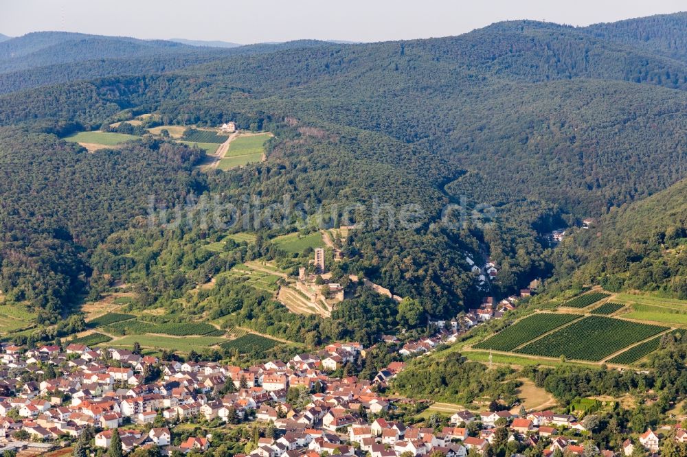Luftbild Wachenheim an der Weinstraße - Ehemalige Burganlage Wachtenburg (Ruine Burg Wachenheim) in Wachenheim an der Weinstraße im Bundesland Rheinland-Pfalz, Deutschland