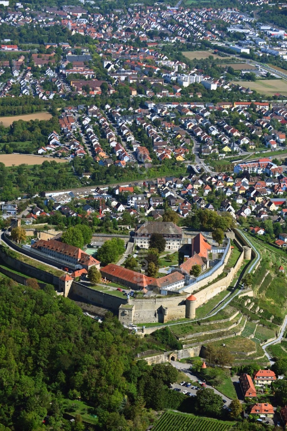 Asperg von oben - Ehemalige Festungsanlage heutiges Justizvollzugskrankenhaus Hohenasperg auf einem Weinberg in Asperg im Bundesland Baden-Württemberg, Deutschland