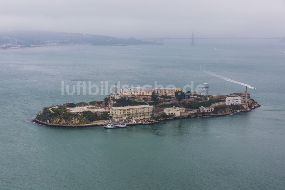 San Francisco von oben - Ehemalige Justizvollzugsanstalt JVA Alcatraz Island in San Francisco in Kalifornien, USA