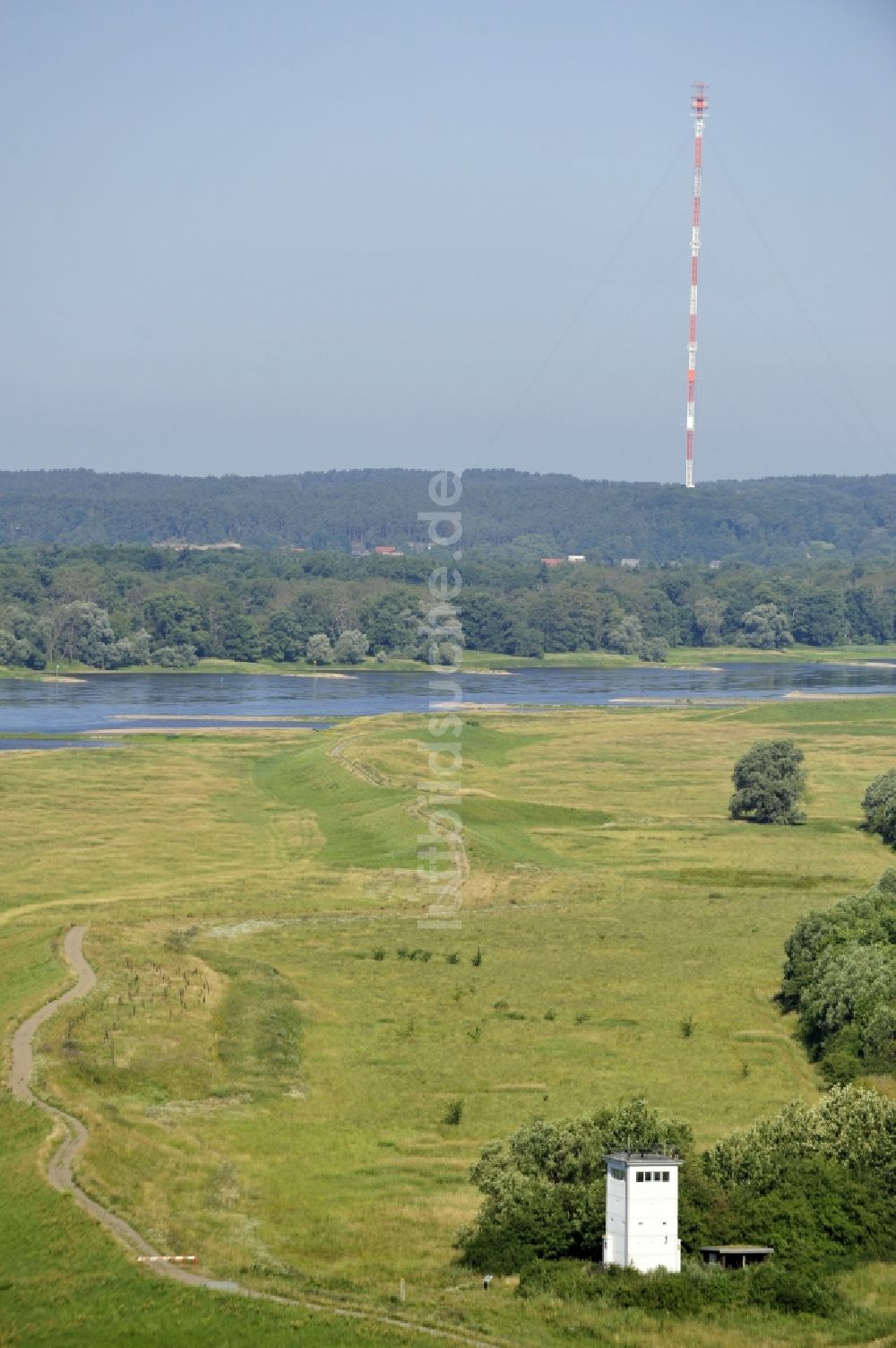 Luftaufnahme Wustrow - Ehemaliger Grenzturm der DDR am Elbdeich bei Wustrow im Bundesland Brandenburg
