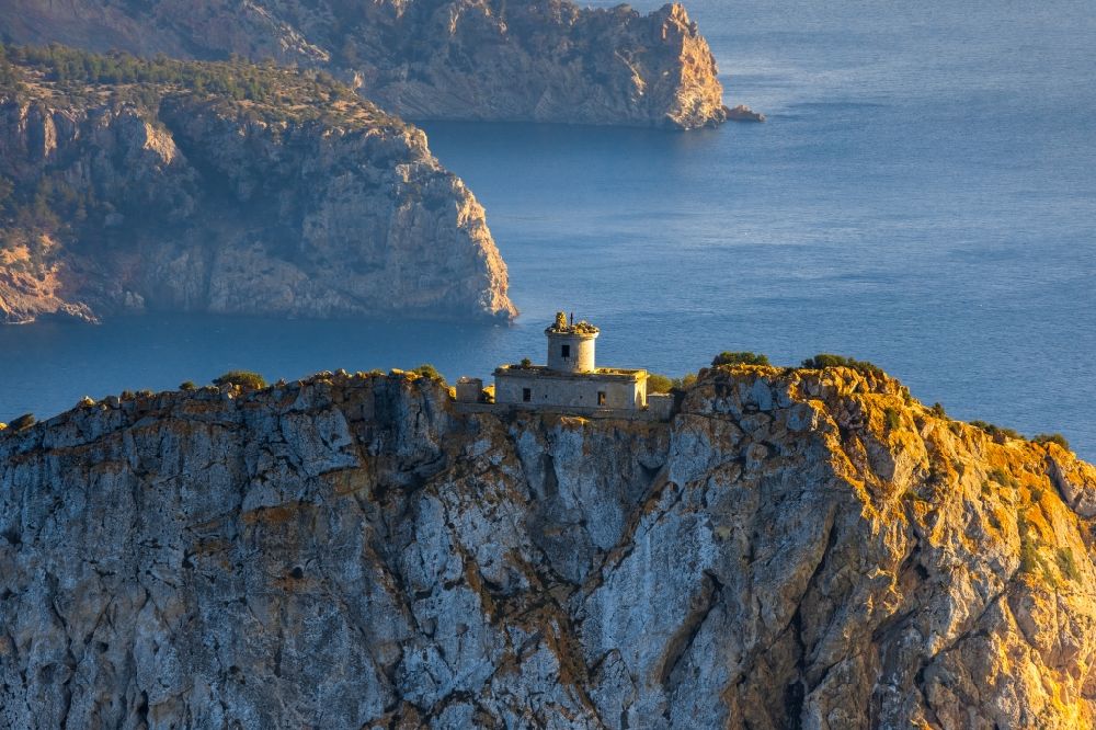 Andratx von oben - Ehemaliger Leuchtturm Far de Na Pòpia als historisches Seefahrtszeichen im Küstenbereich in Andratx in Balearische Insel Mallorca, Spanien