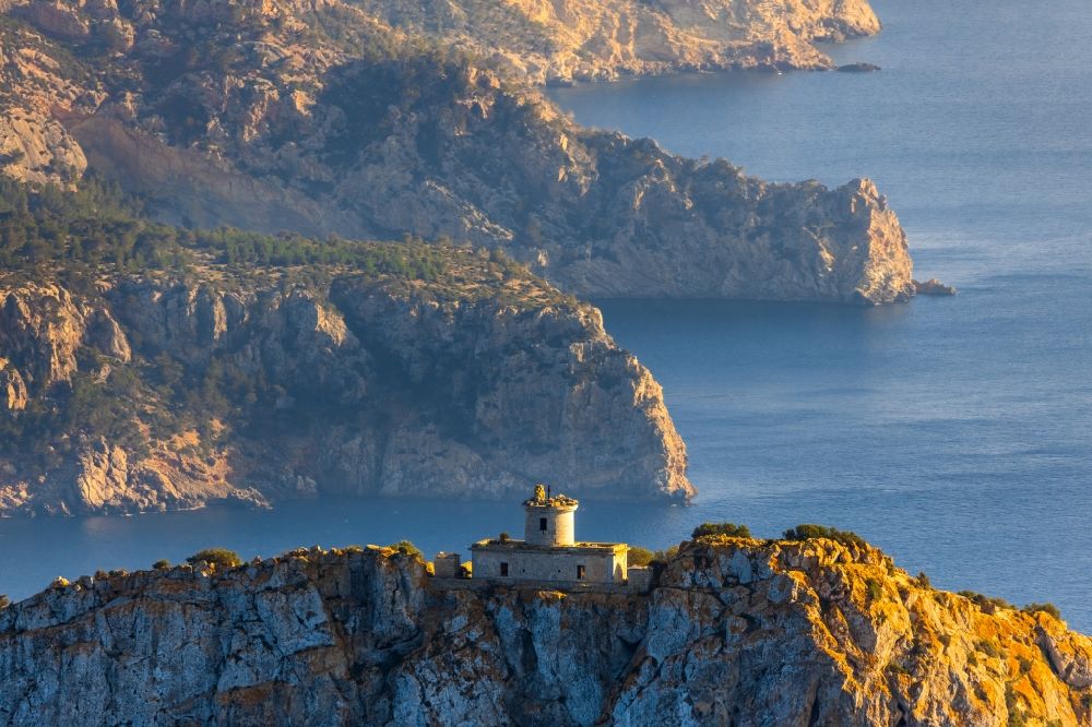 Andratx aus der Vogelperspektive: Ehemaliger Leuchtturm Far de Na Pòpia als historisches Seefahrtszeichen im Küstenbereich in Andratx in Balearische Insel Mallorca, Spanien