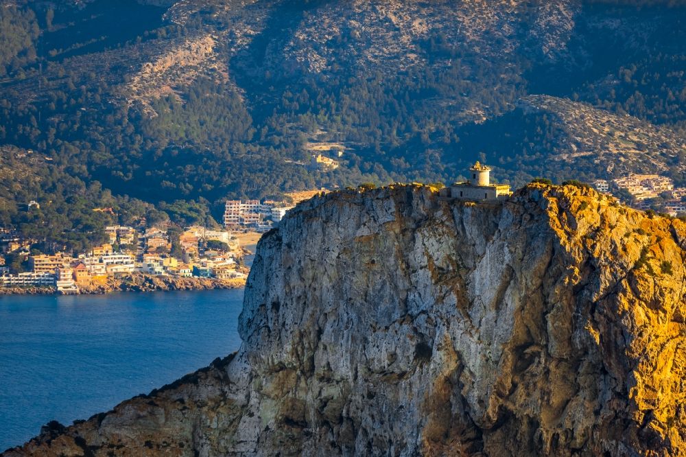 Luftbild Andratx - Ehemaliger Leuchtturm Far de Na Pòpia als historisches Seefahrtszeichen im Küstenbereich in Andratx in Balearische Insel Mallorca, Spanien