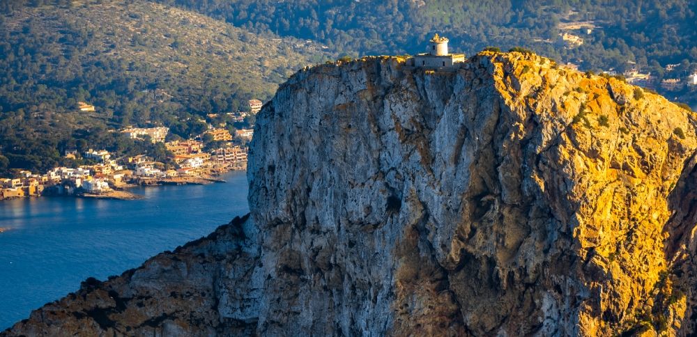 Luftaufnahme Andratx - Ehemaliger Leuchtturm Far de Na Pòpia als historisches Seefahrtszeichen im Küstenbereich in Andratx in Balearische Insel Mallorca, Spanien