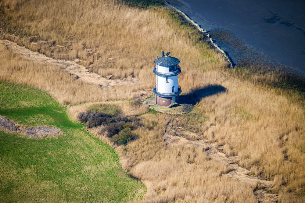 Luftbild Balje - Ehemaliger Leuchtturm und neuesOberfeuer Seefahrtszeichen an der Elbe in Balje im Bundesland Niedersachsen, Deutschland