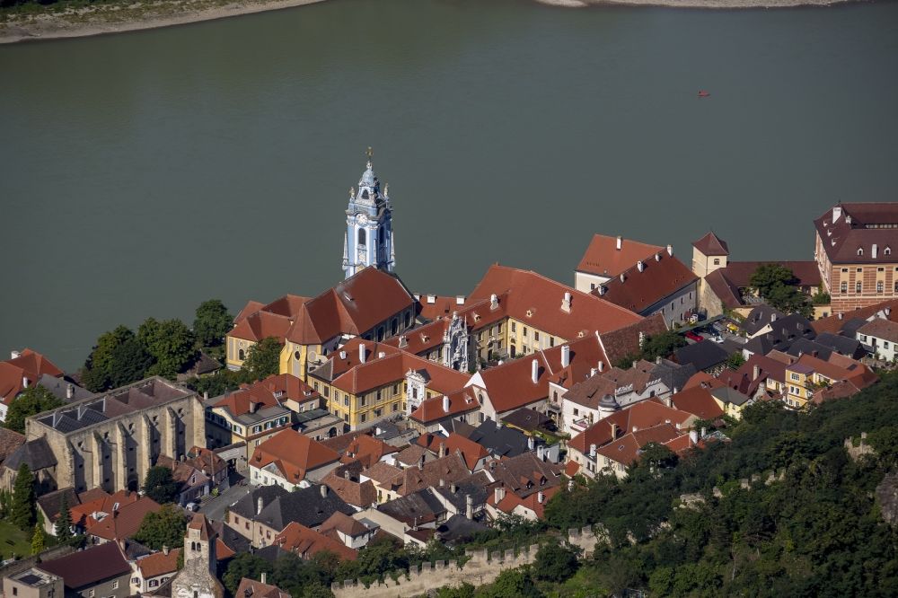 Wachau OT Dürnstein aus der Vogelperspektive: Ehemaliges Kloster Stift Dürnstein in Wachau in Niederösterreich in Österreich