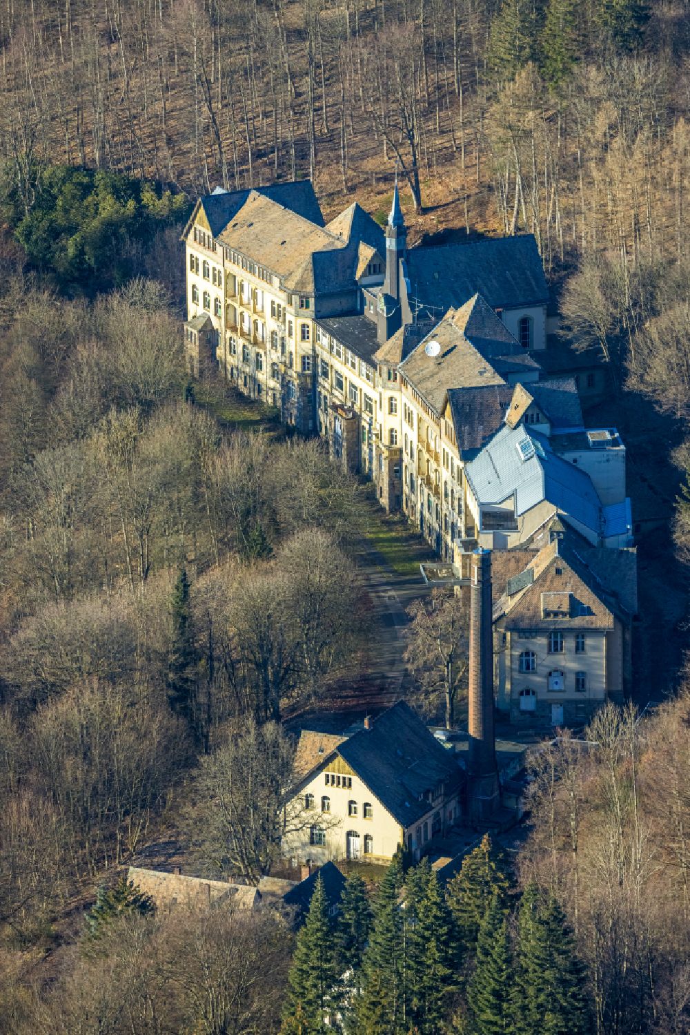 Meschede von oben - Ehemaliges Krankenhaus Knappschaftskrankenhaus in Meschede im Bundesland Nordrhein-Westfalen, Deutschland