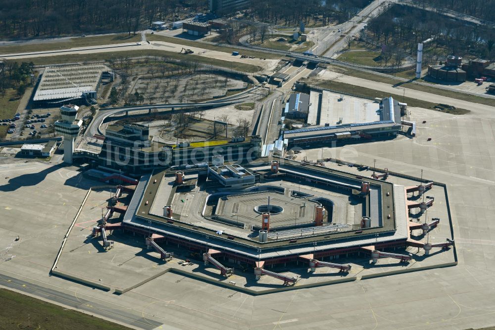 Berlin aus der Vogelperspektive: Ehemaliges Terminal auf dem Gelände des Flughafen im Ortsteil Tegel in Berlin, Deutschland