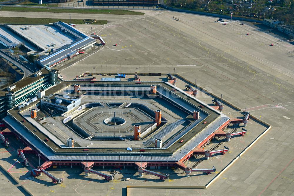 Berlin von oben - Ehemaliges Terminal auf dem Gelände des Flughafen im Ortsteil Tegel in Berlin, Deutschland