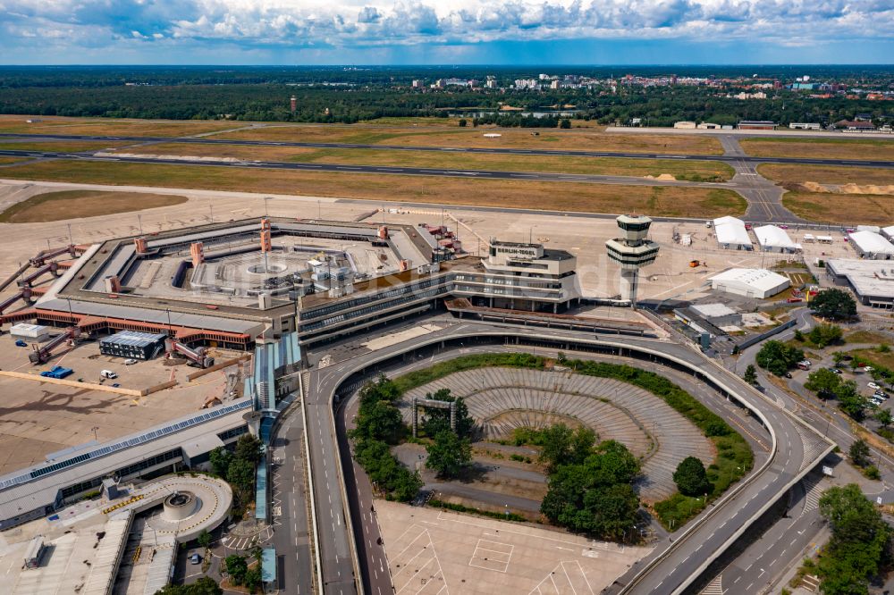 Luftaufnahme Berlin - Ehemaliges Terminal auf dem Gelände des Flughafen im Ortsteil Tegel in Berlin, Deutschland
