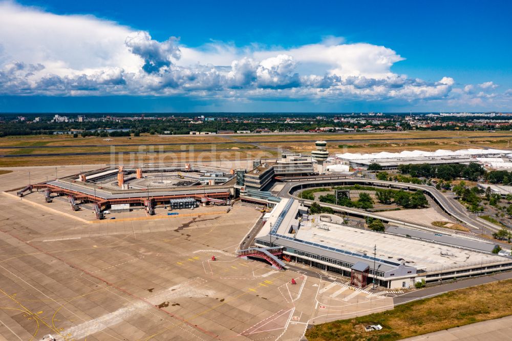 Luftbild Berlin - Ehemaliges Terminal auf dem Gelände des Flughafen im Ortsteil Tegel in Berlin, Deutschland