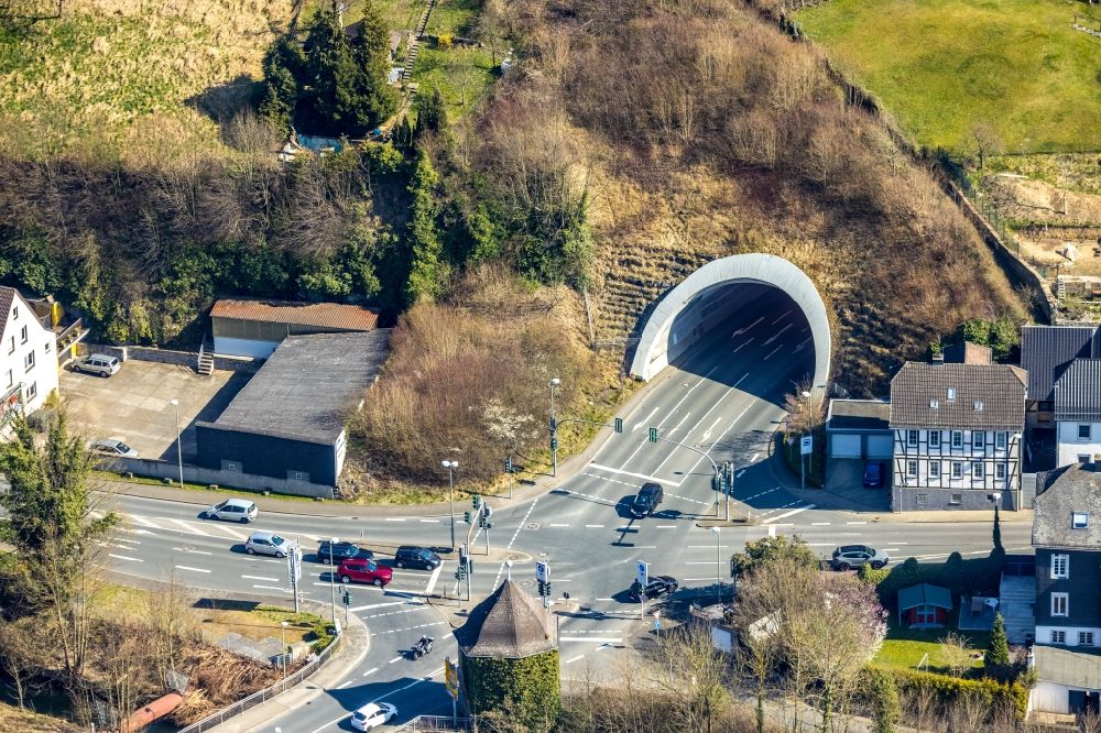 Arnsberg von oben - Ein- und Ausfahrt des Tunnel- Bauwerkes an der Jägerstraße in Arnsberg im Bundesland Nordrhein-Westfalen, Deutschland