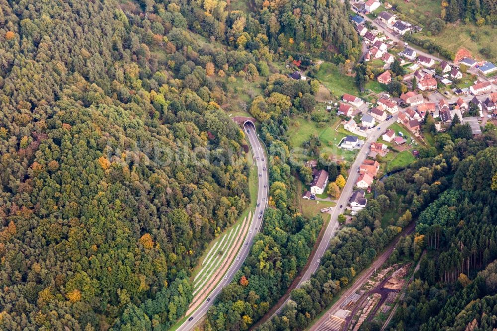 Rinnthal aus der Vogelperspektive: Ein- und Ausfahrt des B48 Tunnel in Tal der Queich in Rinnthal im Bundesland Rheinland-Pfalz, Deutschland