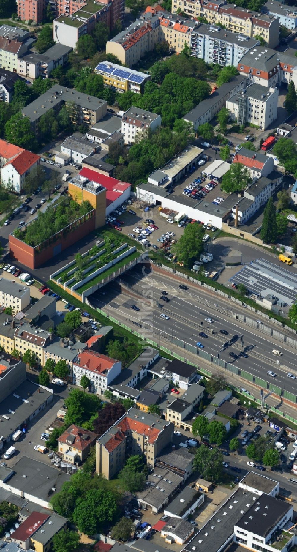 berlin-neuk-lln-aus-der-vogelperspektive-einfahrt-zum-tunnel-der-autobahn-stadtautobahn-a100