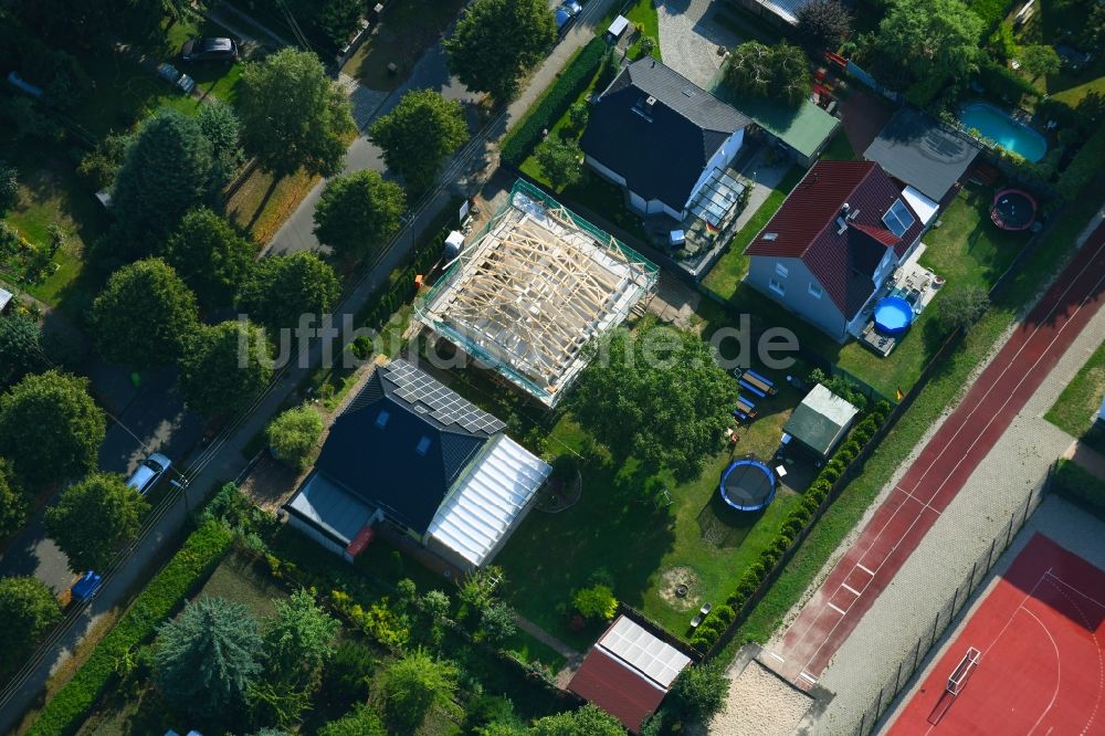 Luftaufnahme Berlin - Einfamilienhaus- Neubau im Wohngebiet der Einfamilienhaus- Siedlung im Ortsteil Kaulsdorf in Berlin, Deutschland
