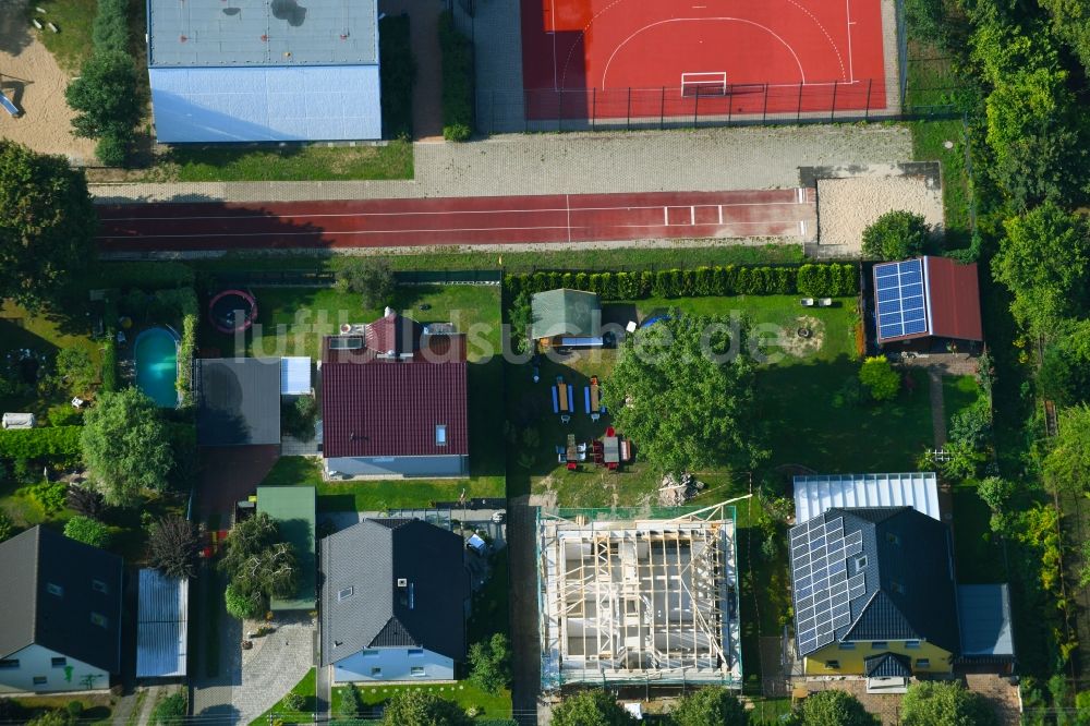 Luftaufnahme Berlin - Einfamilienhaus- Neubau im Wohngebiet der Einfamilienhaus- Siedlung im Ortsteil Kaulsdorf in Berlin, Deutschland