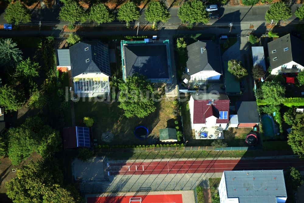 Luftbild Berlin - Einfamilienhaus- Neubau im Wohngebiet der Einfamilienhaus- Siedlung im Ortsteil Kaulsdorf in Berlin, Deutschland