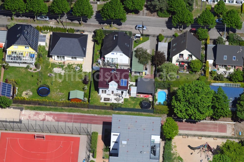 Luftbild Berlin - Einfamilienhaus- Neubau im Wohngebiet der Einfamilienhaus- Siedlung im Ortsteil Kaulsdorf in Berlin, Deutschland